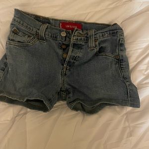 Really cute Levi’s shorts, that go with everything, great condition!